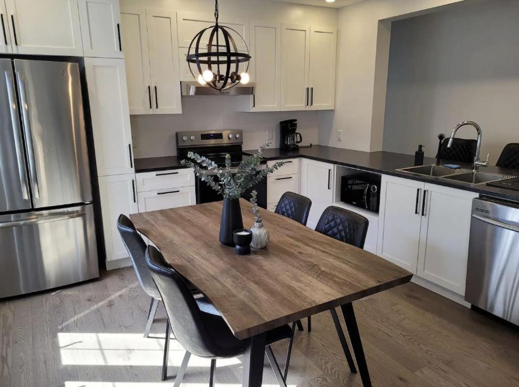 Free Parking, Beautiful 4 1/2- 2 Bedroom Apartment Montreal Exterior photo