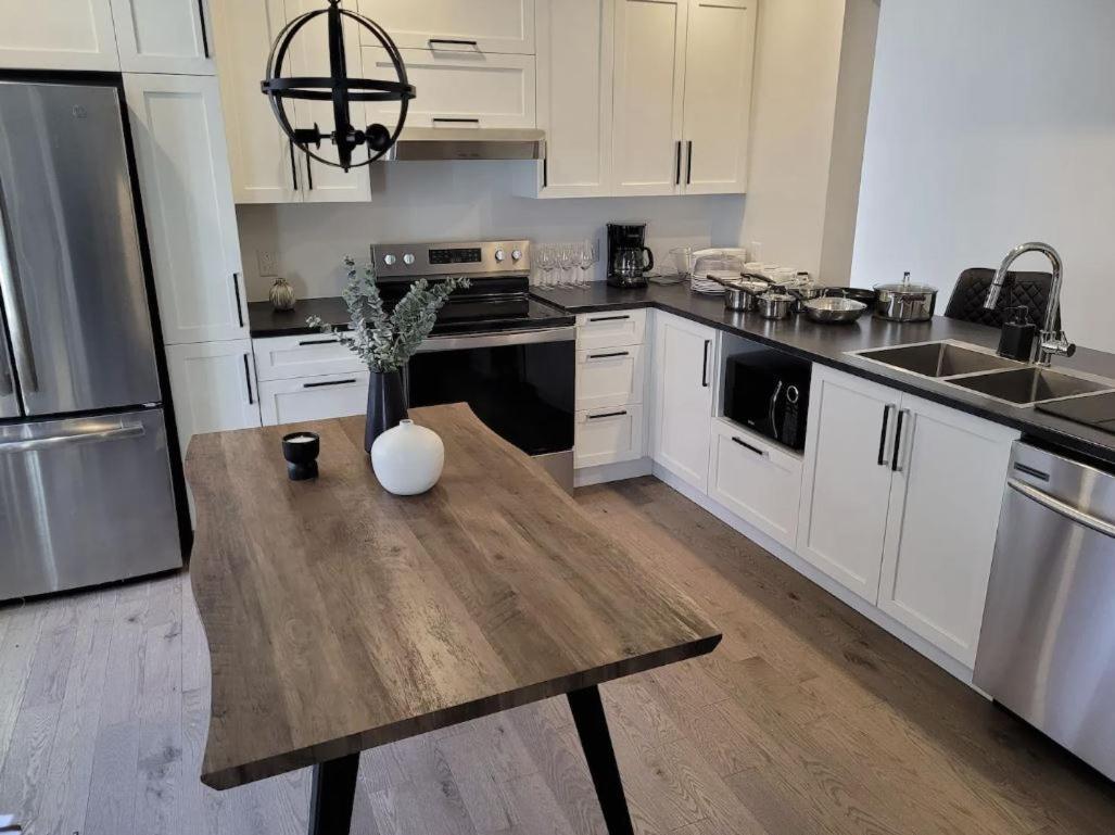 Free Parking, Beautiful 4 1/2- 2 Bedroom Apartment Montreal Exterior photo