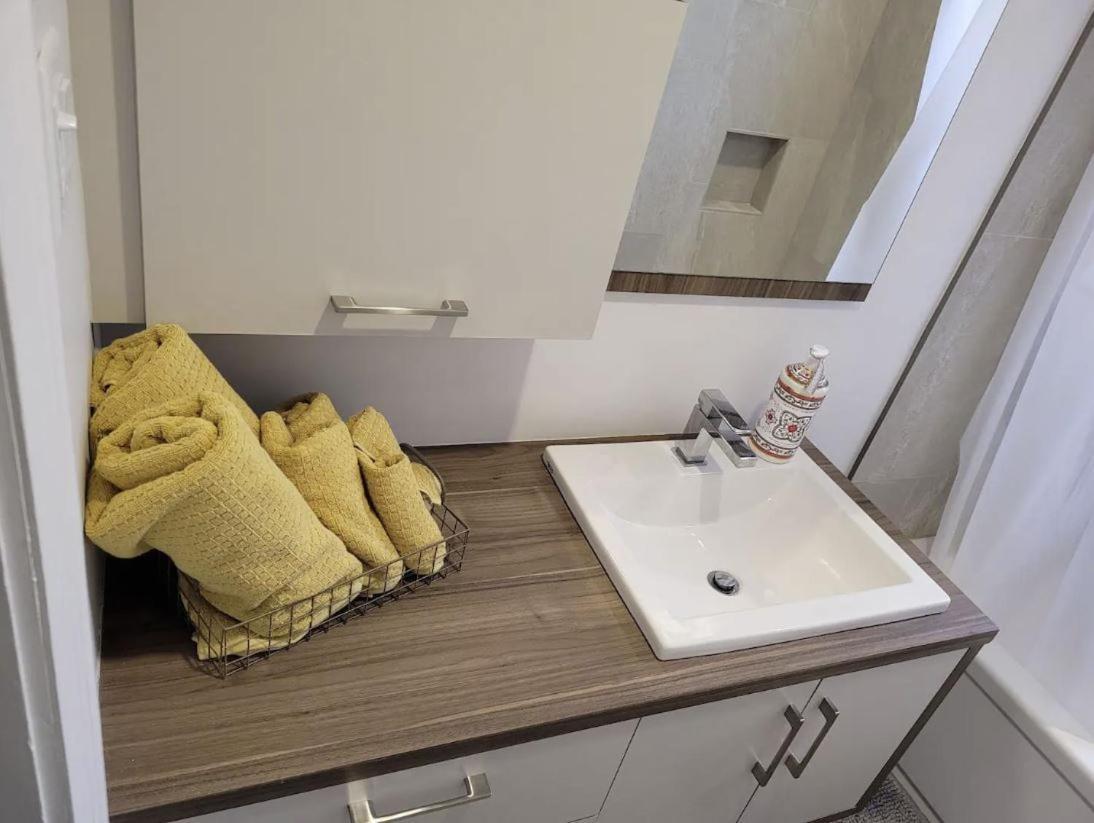 Free Parking, Beautiful 4 1/2- 2 Bedroom Apartment Montreal Exterior photo